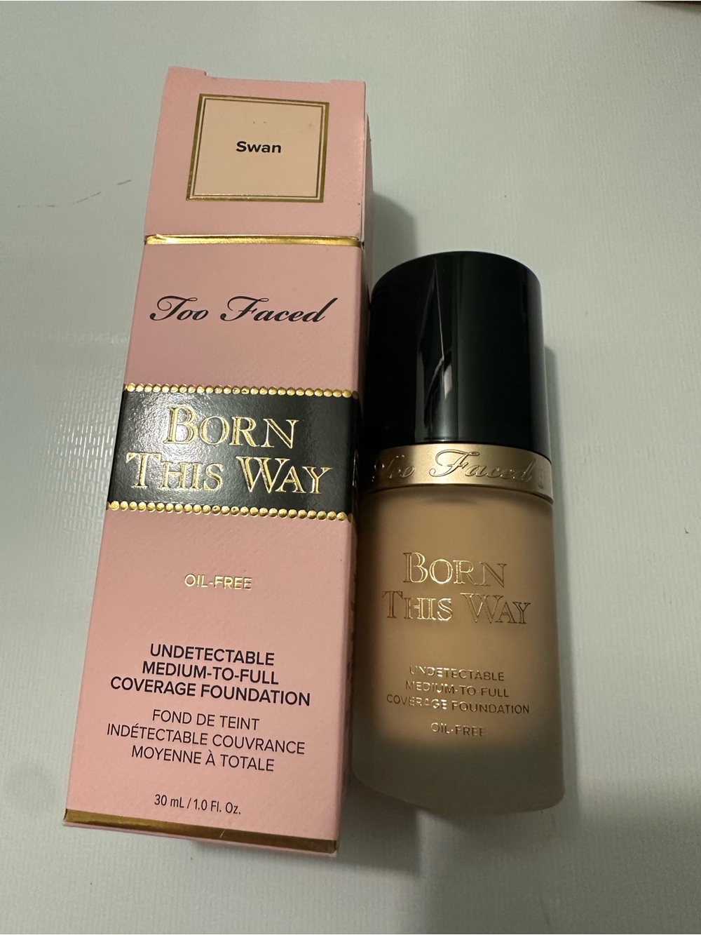 Too Faced Born This Way Undetectable foundation - Swan
